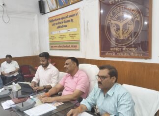 मिर्जापुर जिलाधिकारी ने सात अधिकारियों का वेतन रोकने का दिया निर्देश
