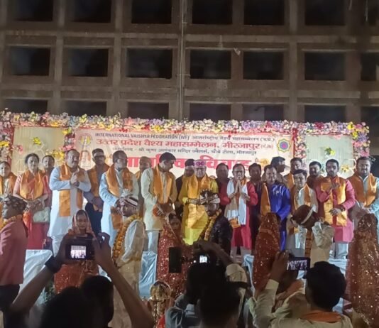 उत्तर प्रदेश वैश्य महासम्मेलन ने कराई आठ जोड़ों की सामूहिक शादी