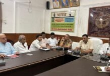 डीएम ने सराफा व्यापारियों से कहा- पुराने गहनों के बदले नई ज्वेलरी खरीद को बढ़ावा दें