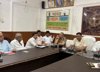 डीएम ने सराफा व्यापारियों से कहा- पुराने गहनों के बदले नई ज्वेलरी खरीद को बढ़ावा दें
