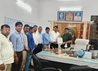 बिजली विभाग की समस्याओं को लेकर जूनियर इंजीनियरों ने मुख्य अभियंता को सौंपा ज्ञापन