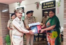 मिर्जापुर ट्रैफिक पुलिस को राहत, एसपी ने वितरित किए एसी हेलमेट