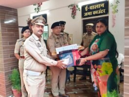 मिर्जापुर ट्रैफिक पुलिस को राहत, एसपी ने वितरित किए एसी हेलमेट