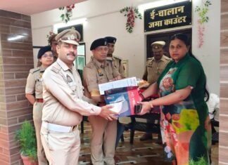 मिर्जापुर ट्रैफिक पुलिस को राहत, एसपी ने वितरित किए एसी हेलमेट