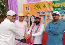 राइज नेशन डेवलपमेंट पार्टी के स्थापना दिवस पर शर्बत वितरण