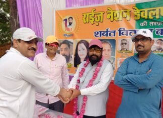 राइज नेशन डेवलपमेंट पार्टी के स्थापना दिवस पर शर्बत वितरण