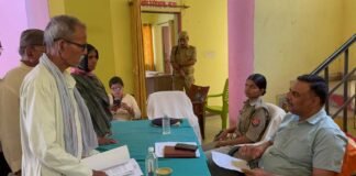 थाना समाधान दिवस में पहुंचे डीएम पवन कुमार गंगवार, फरियादियों की समस्याएं सुनी