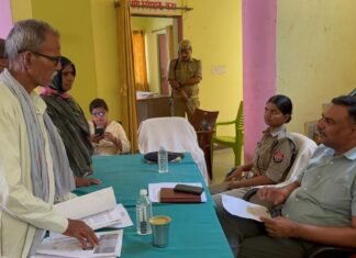 थाना समाधान दिवस में पहुंचे डीएम पवन कुमार गंगवार, फरियादियों की समस्याएं सुनी