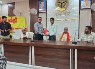 बिजली कर्मियों ने निजीकरण के विरोध में भरी हुंकार, 25 मई को वाराणसी में होगी विरोध सभा