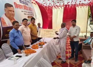मिर्जापुर में किसान क्रेडिट कार्ड मेगा कैंप आयोजित, पांच किसानों को 15 लाख रुपये का ऋण वितरित