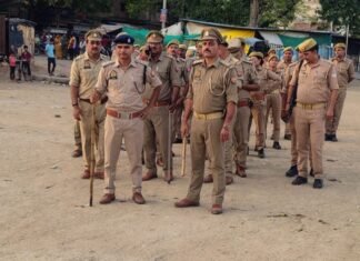 बकरीद को लेकर मीरजापुर पुलिस का फ्लैग मार्च, ड्रोन से रखी गई निगरानी