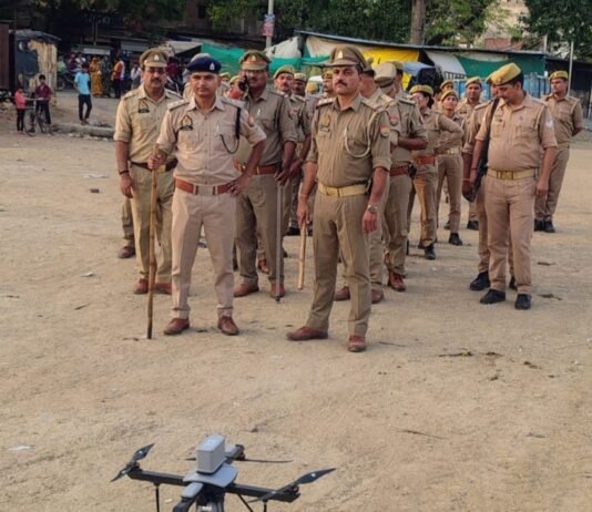 बकरीद को लेकर मीरजापुर पुलिस का फ्लैग मार्च, ड्रोन से रखी गई निगरानी