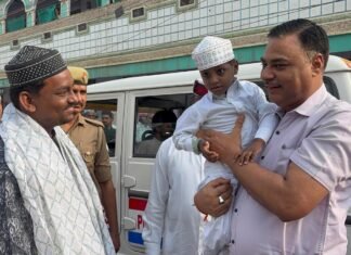 डीएम पवन गंगवार की आत्मीयता ने जीता दिल, बकरीद पर दिखी इंसानियत की मिसाल