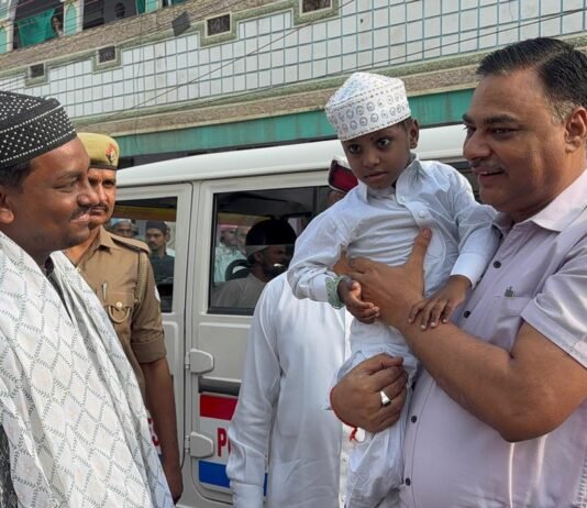 डीएम पवन गंगवार की आत्मीयता ने जीता दिल, बकरीद पर दिखी इंसानियत की मिसाल
