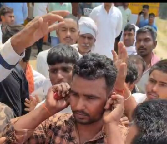 मिर्जापुर में भीड़ बनी ‘जज’: नेवढ़िया घाट में कानून हाथ में, संचालक का अपमान