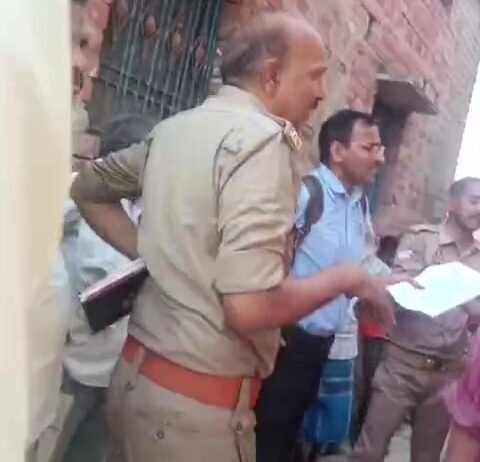 एसडीएम के आदेश के बावजूद सार्वजनिक रास्ते पर जारी अवैध निर्माण