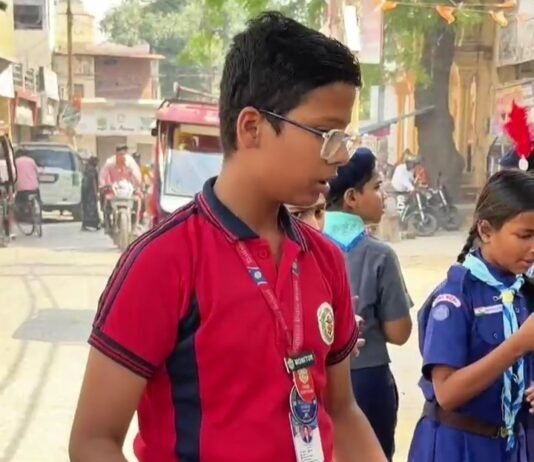 भीषण गर्मी में स्काउट-गाइड विद्यार्थियों ने बांटे शीतल पेय, सेवा भाव की मिसाल पेश की