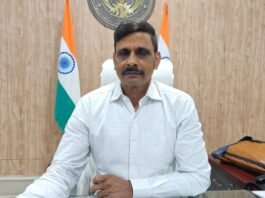 जनसुनवाई में लापरवाही पर मंडलायुक्त राजेश प्रकाश का एक्शन, कई अधिकारियों को चेतावनी