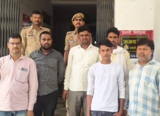 रानीबाग मार्ग पर जुआ खेलते छह लोग गिरफ्तार, ₹35,750 नकद और छह मोबाइल बरामद