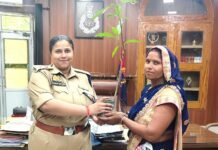 मिर्जापुर पुलिस कार्यालय पहुंचे आगंतुकों को बांटे गए पौधे