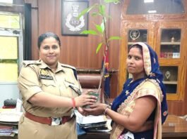 मिर्जापुर पुलिस कार्यालय पहुंचे आगंतुकों को बांटे गए पौधे