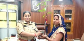 मिर्जापुर पुलिस कार्यालय पहुंचे आगंतुकों को बांटे गए पौधे