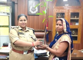मिर्जापुर पुलिस कार्यालय पहुंचे आगंतुकों को बांटे गए पौधे