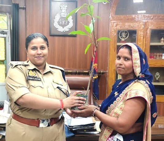 मिर्जापुर पुलिस कार्यालय पहुंचे आगंतुकों को बांटे गए पौधे
