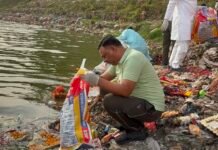 बरिया घाट पर जनप्रतिनिधियों और अधिकारियों ने संभाली झाड़ू, स्वच्छता का दिया संदेश