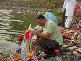 बरिया घाट पर जनप्रतिनिधियों और अधिकारियों ने संभाली झाड़ू, स्वच्छता का दिया संदेश