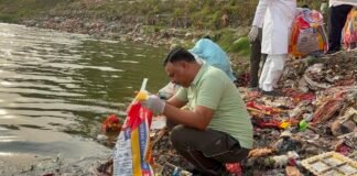 बरिया घाट पर जनप्रतिनिधियों और अधिकारियों ने संभाली झाड़ू, स्वच्छता का दिया संदेश