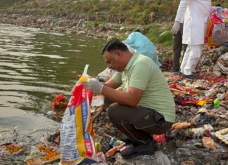 बरिया घाट पर जनप्रतिनिधियों और अधिकारियों ने संभाली झाड़ू, स्वच्छता का दिया संदेश