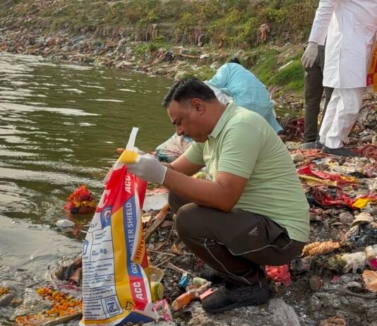 बरिया घाट पर जनप्रतिनिधियों और अधिकारियों ने संभाली झाड़ू, स्वच्छता का दिया संदेश