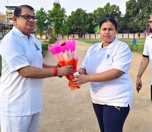 मीरजापुर पुलिस लाइन में अंतरराष्ट्रीय योग दिवस पर सामूहिक योगाभ्यास, पर्यटन महानिदेशक रहे मुख्य अतिथि