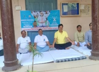 अंतरराष्ट्रीय योग दिवस पर जिला सहकारी बैंक मिर्जापुर में हुआ योगाभ्यास