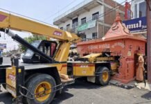 मिर्जापुर: क्रेन की टक्कर से बाबा रुद्रेश्वर महादेव मंदिर क्षतिग्रस्त