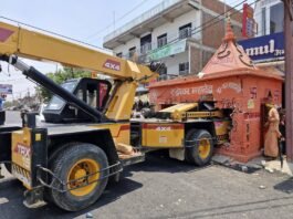 मिर्जापुर: क्रेन की टक्कर से बाबा रुद्रेश्वर महादेव मंदिर क्षतिग्रस्त