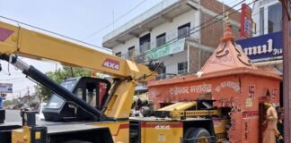 मिर्जापुर: क्रेन की टक्कर से बाबा रुद्रेश्वर महादेव मंदिर क्षतिग्रस्त