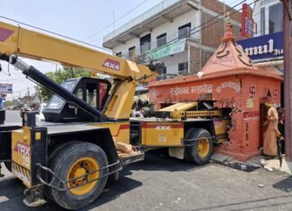 मिर्जापुर: क्रेन की टक्कर से बाबा रुद्रेश्वर महादेव मंदिर क्षतिग्रस्त
