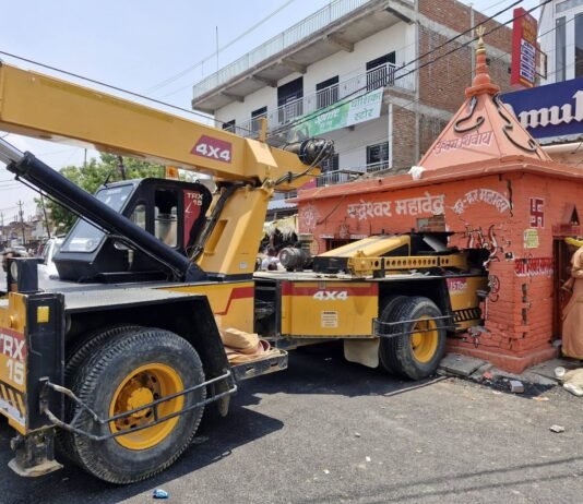 मिर्जापुर: क्रेन की टक्कर से बाबा रुद्रेश्वर महादेव मंदिर क्षतिग्रस्त