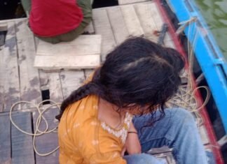 शास्त्री ब्रिज से गंगा में कूदी किशोरी, नाविकों की सूझबूझ से बची जान
