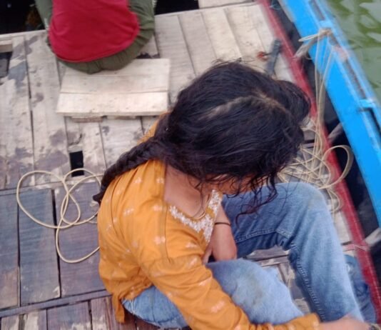 शास्त्री ब्रिज से गंगा में कूदी किशोरी, नाविकों की सूझबूझ से बची जान