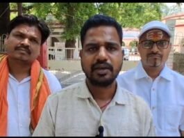 मिर्जापुर के मुख्य मार्गों से मांस-मछली की दुकानें हटाने की मांग को लेकर सभासद मिले डीएम से
