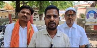 मिर्जापुर के मुख्य मार्गों से मांस-मछली की दुकानें हटाने की मांग को लेकर सभासद मिले डीएम से