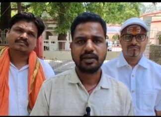 मिर्जापुर के मुख्य मार्गों से मांस-मछली की दुकानें हटाने की मांग को लेकर सभासद मिले डीएम से