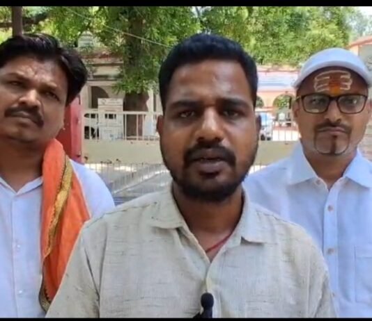 मिर्जापुर के मुख्य मार्गों से मांस-मछली की दुकानें हटाने की मांग को लेकर सभासद मिले डीएम से