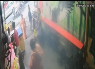 साईं मंदिर के पास महिला का पर्स गायब, सीसीटीवी में दूसरी महिला पर्स ले जाते दिखी