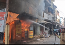 धुंधी कटरा के कपड़ा शोरूम में भीषण आग, एक घंटे बाद भी नहीं पाया जा सका काबू