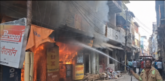 धुंधी कटरा के कपड़ा शोरूम में भीषण आग, एक घंटे बाद भी नहीं पाया जा सका काबू
