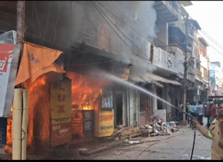 धुंधी कटरा के कपड़ा शोरूम में भीषण आग, एक घंटे बाद भी नहीं पाया जा सका काबू